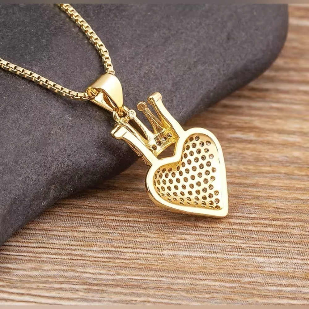 18K Gold Heart & Crown Pendant Necklace With Pave Diamond Inlay - Picture 10 of 14